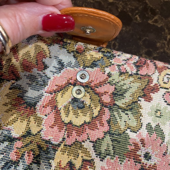 Tapestry Faux Leather trifold wallet with checkbook and kisslock Vintage EUC - Picture 10 of 14